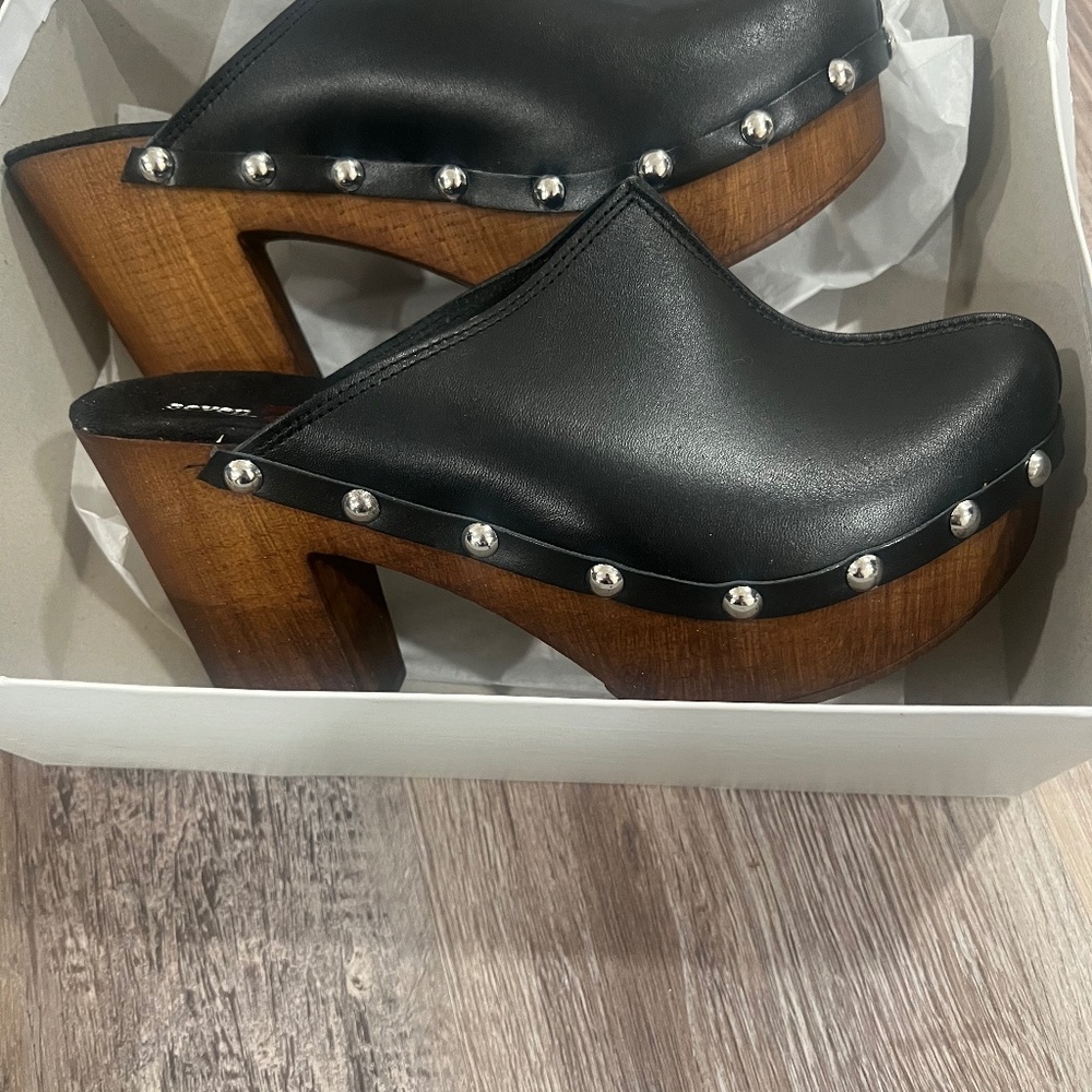 Dial seven clogs size 10 new
